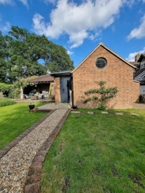 Garden Lodge close to Wakehurst and Kew Seed Bank Ardingly